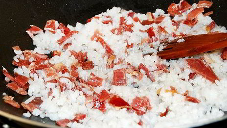 жареный рис с яйцом, мясом и овощами по-китайски