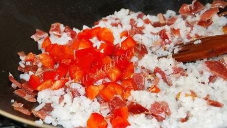 жареный рис с яйцом, мясом и овощами по-китайски