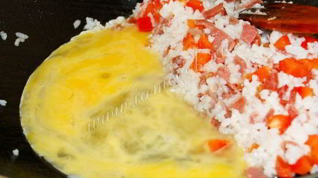жареный рис с яйцом, мясом и овощами по-китайски