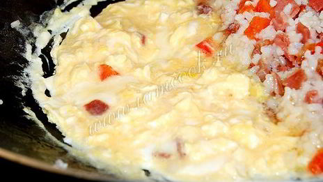 жареный рис с яйцом, мясом и овощами по-китайски