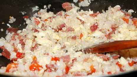 жареный рис с яйцом, мясом и овощами по-китайски