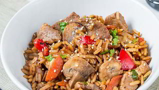 Жареный рис со свининой и грибами