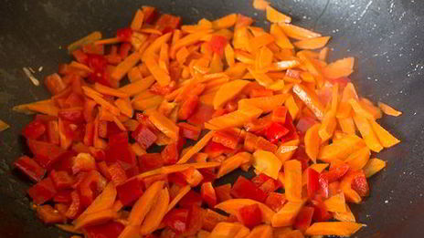 жареный рис со свининой и грибами