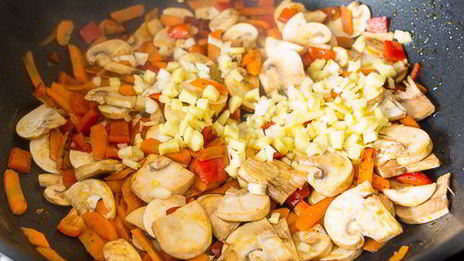 жареный рис со свининой и грибами