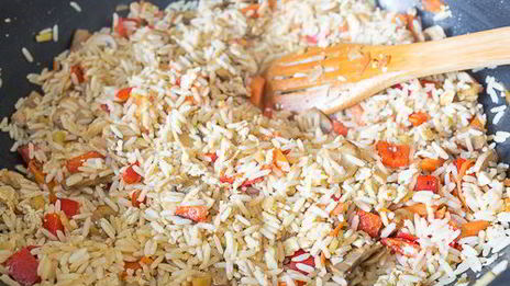 жареный рис со свининой и грибами