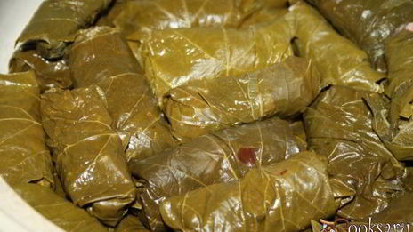 долма из маринованых виноградных листьев с говядиной