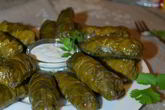 Долма с чесночным соусом и кинзой