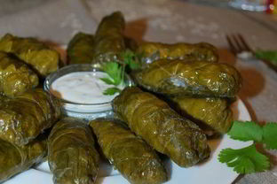 Долма с чесночным соусом и кинзой