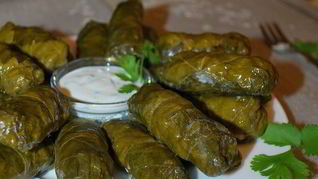 Долма с чесночным соусом и кинзой