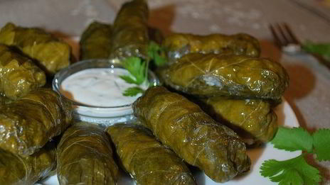 долма с чесночным соусом и кинзой