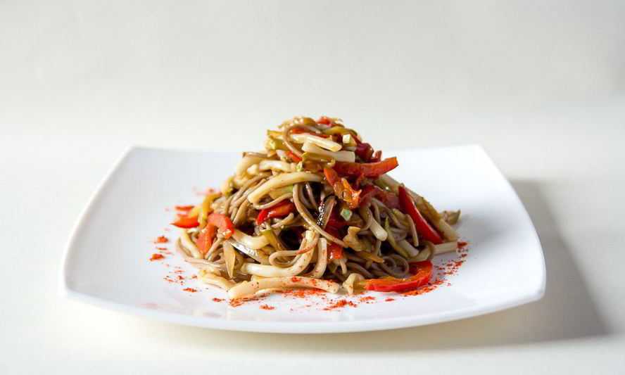 Рецепт гречневой лапши с кальмарами