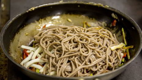 гречневая лапша с кальмарами