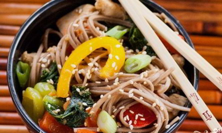 Рецепт гречневой лапши с курицей и овощами