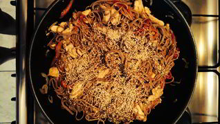 Гречневая лапша с курицей, овощами и кунжутом