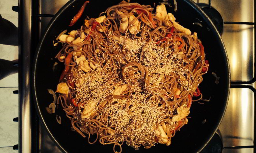 Рецепт гречневой лапши с курицей, овощами и кунжутом