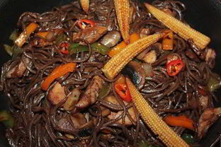 Гречневая лапша с курицей-терияки