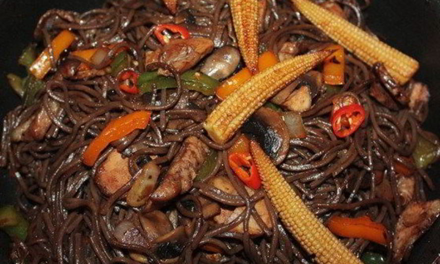 Рецепт гречневой лапши с курицей-терияки