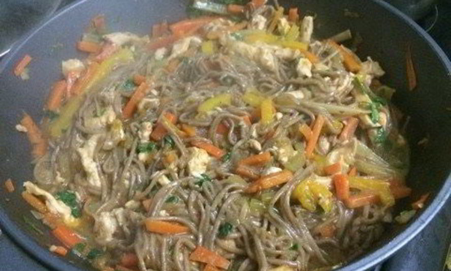 Рецепт гречневой лапши с овощами, курицей и зеленью