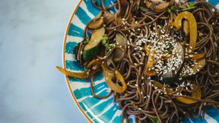 Гречневая лапша с овощами