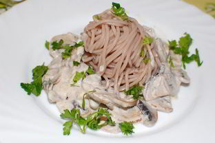 Гречневая лапша со сливочно-грибным соусом