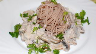 Гречневая лапша со сливочно-грибным соусом