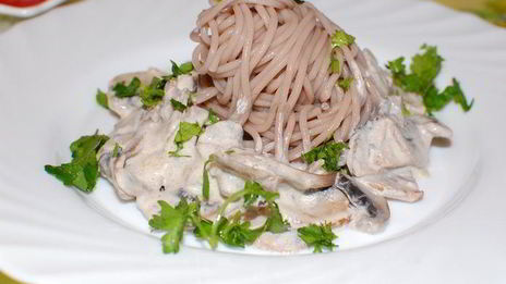 гречневая лапша со сливочно-грибным соусом