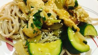 Гречневая лапша Соба с курицей и овощами