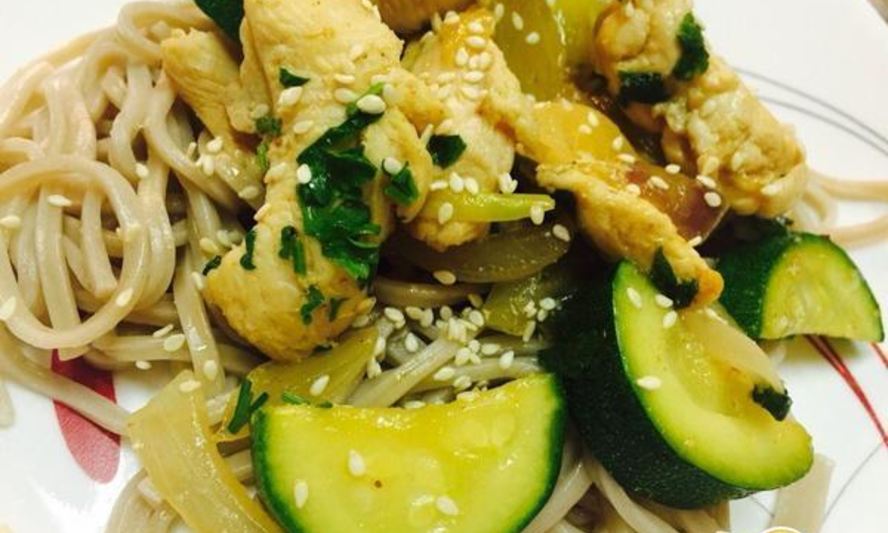 Рецепт гречневой лапши соба с курицей и овощами