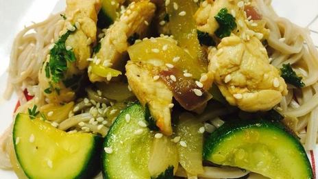 гречневая лапша соба с курицей и овощами