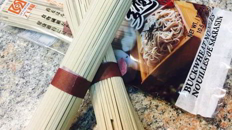 гречневая лапша соба с курицей и овощами