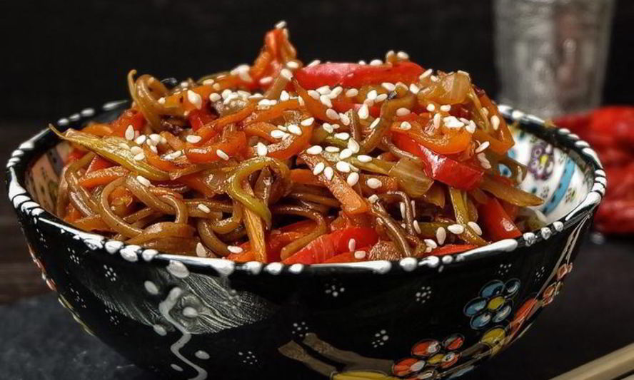Рецепт гречневой лапши в воке с соусом якисоба