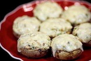 Шампиньоны, фаршированные курицей и сыром