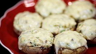 Шампиньоны, фаршированные курицей и сыром