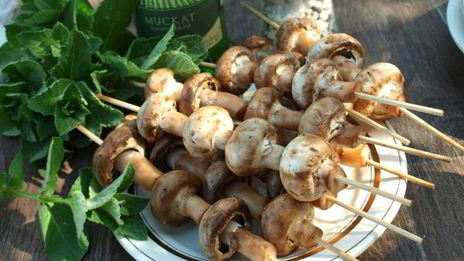 шампиньоны на шпажках на мангале