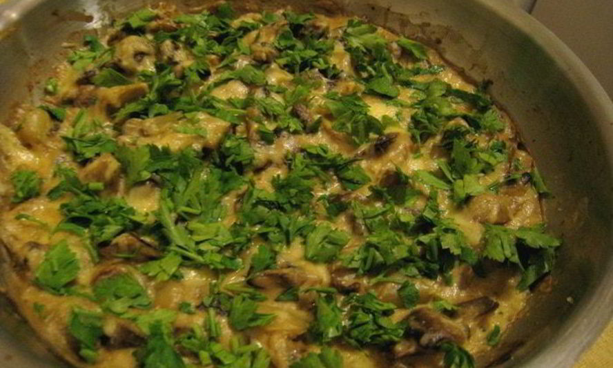 Рецепт шампиньонов запеченных под сметанно-сырным соусом