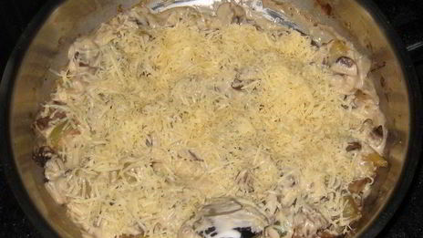 шампиньоны запеченные под сметанно-сырным соусом