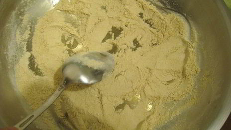 шампиньоны запеченные под сметанно-сырным соусом