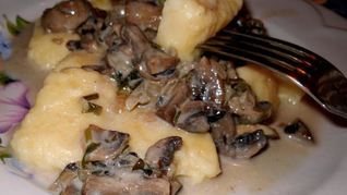 Картофельные ньокки с грибной подливкой