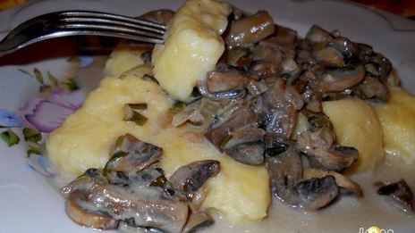 картофельные ньокки с грибной подливкой