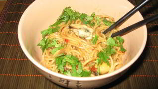 Корейская лапша с беконом, мидиями и вешенками