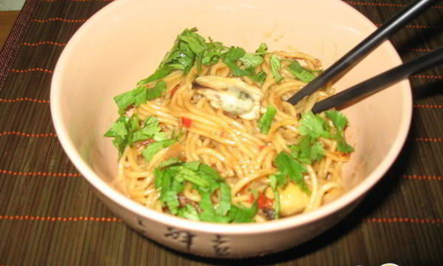 Рецепт корейской лапши с беконом, мидиями и вешенками