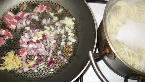 корейская лапша с беконом, мидиями и вешенками