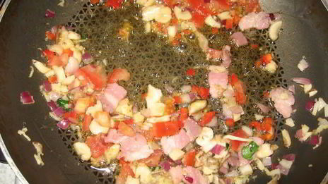 корейская лапша с беконом, мидиями и вешенками