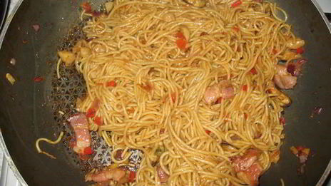 корейская лапша с беконом, мидиями и вешенками