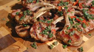 Бараньи котлетки на косточке с запеченными овощами и соусом из петрушки