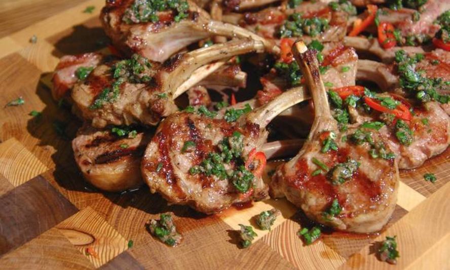 Рецепт бараньих котлеток на косточке с запеченными овощами и соусом из петрушки