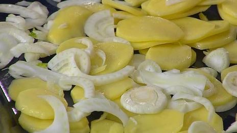 бараньи котлетки на косточке с запеченными овощами и соусом из петрушки