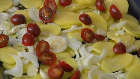 бараньи котлетки на косточке с запеченными овощами и соусом из петрушки