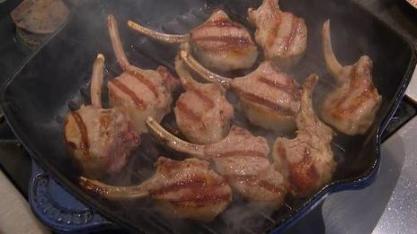 бараньи котлетки на косточке с запеченными овощами и соусом из петрушки