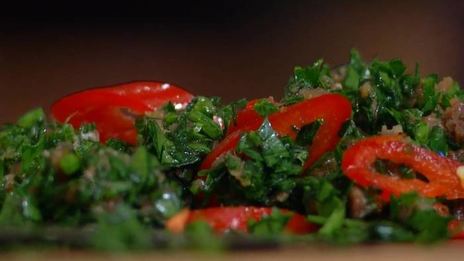 бараньи котлетки на косточке с запеченными овощами и соусом из петрушки